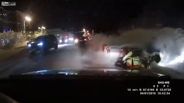 В Кировске внезапно выскочил снегоход и перевернулся