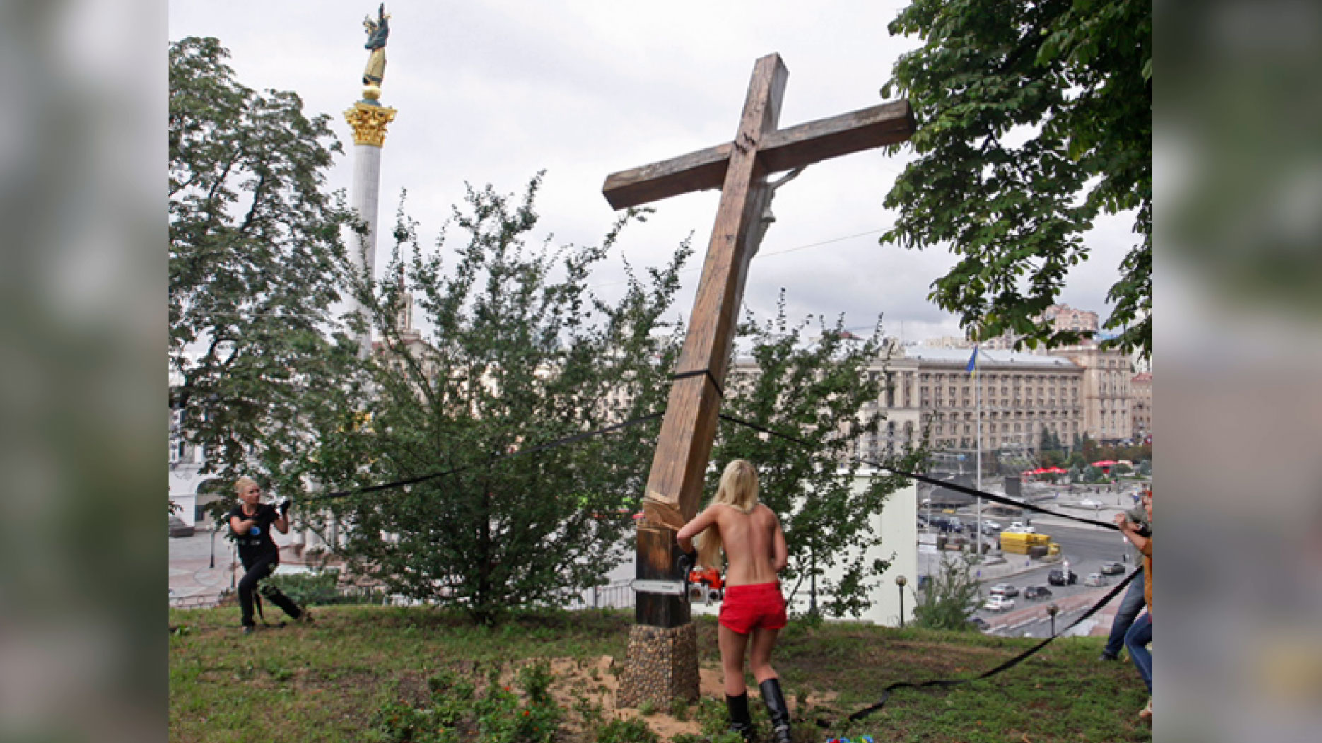 Майдан начался со спила поклонного креста в Киеве