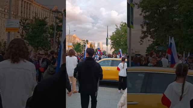 Фанаты Шамана перед митингом-концертом у посольства США в Москве