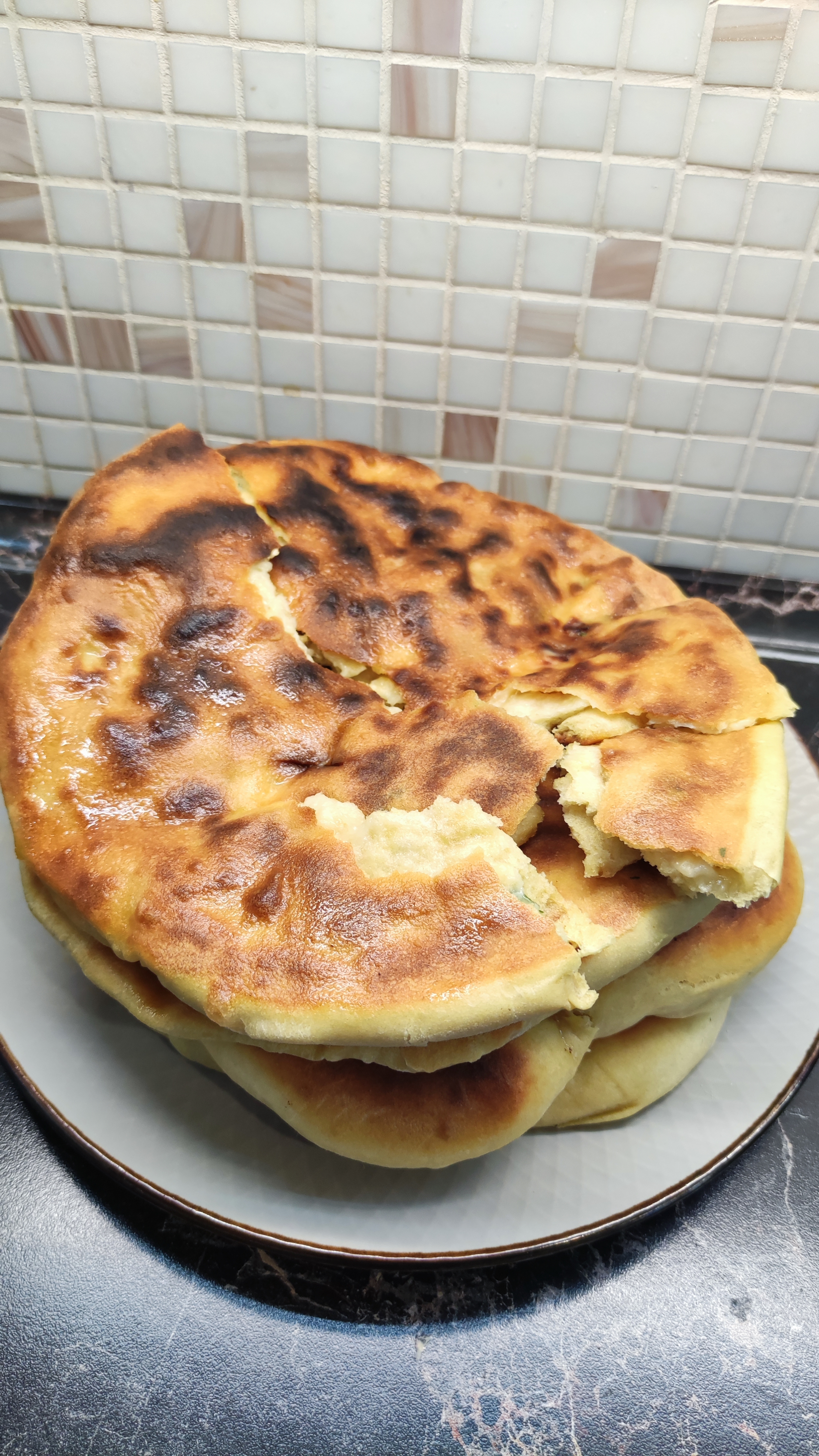 Лепешка Хачапури. Лепёшка с сыром и зеленью на завтрак. Рецепт сытного завтрака. #shorts