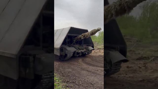Российский танк Т-80БВМ с "царским мангалом".