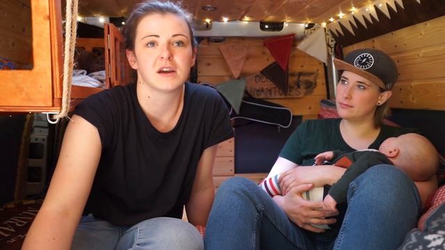 Kastenwagen wird zur Almhütte mit selbstgebauten Babybettchen