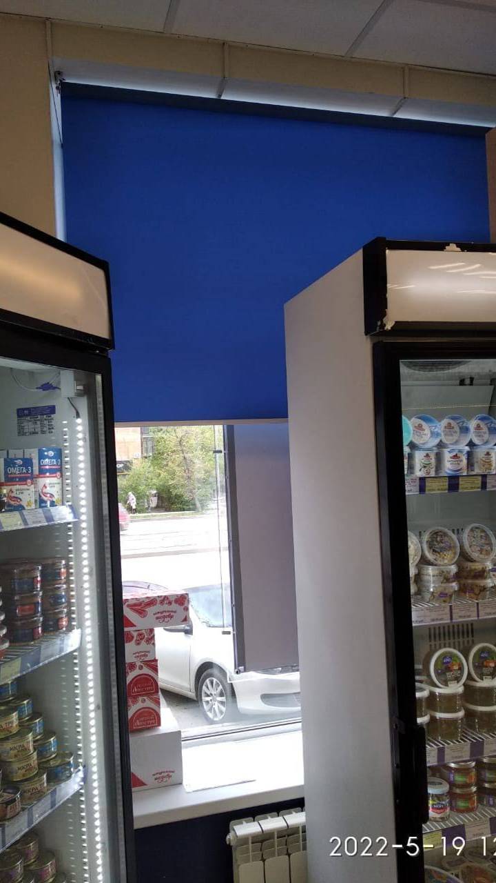 Рулонные шторы LVT в магазин с тканью Альфа синий