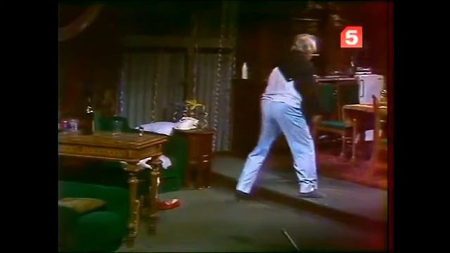 я сижу один в квартире