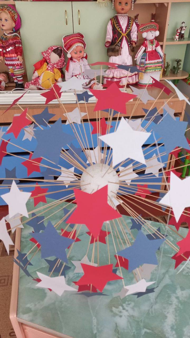Простой способ украсить музыкальный зал в детском саду к патриотическим праздникам