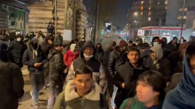 Мигранты в Париже перекрывают дороги