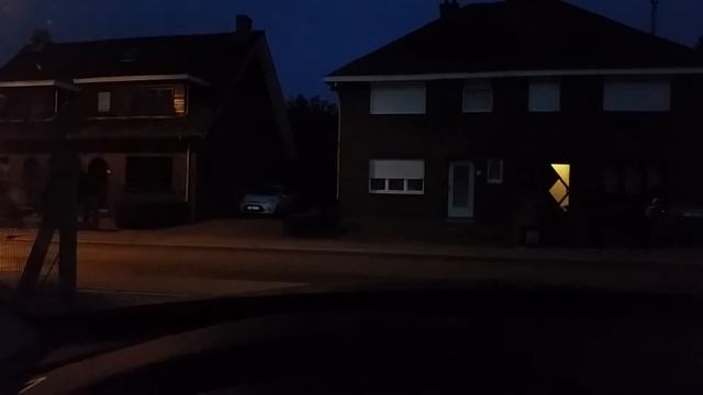 Mercedes C (W205) doing some kind of headlight synchro.