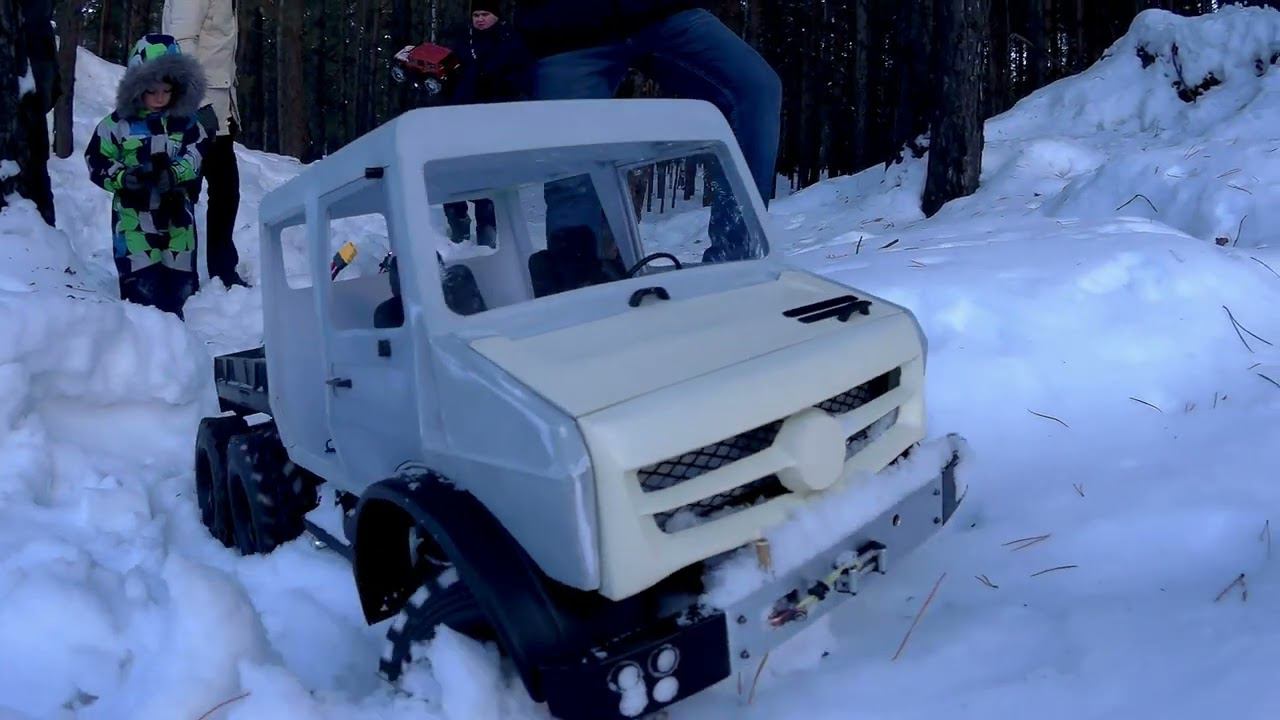 Унимог 6х6 прокладывает путь по снежным заносам -Unimog 6x6 (TRX6) paves the way