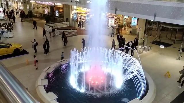 Цвето-музыкальный фонтан в ТРЦ МореМолл-Сочи (01.01.21г.)