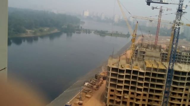 Строители плавают на пенопласте по Енисею