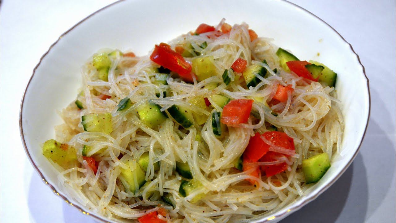 Салат с фунчозой и овощами на праздничный стол.