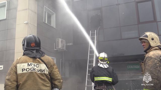 Огнеборцы завершили работу на пожаре в здании кафе в Северном микрорайоне Хабаровска