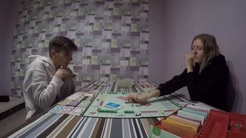 И меня жестко нагнули, а потом я узнал как... | Играем в монополию с Василисой | Александр Гамлет