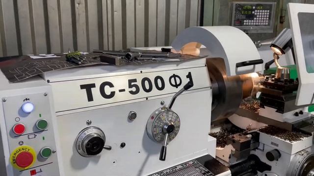 Токарный винторезный станок ТС-500Ф1 в работе