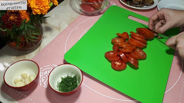 Жаренные баклажаны. Рецепт с помидорами, майонезом и чесноком. Быстрая и вкусная холодная закуска