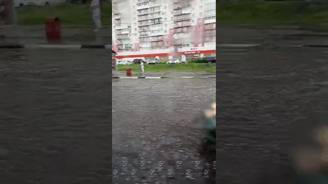 В Новокузнецке после грозы! Ливневки не справляются! 

Видео: 10 канал