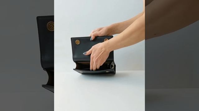 Лаконичная черная сумка из экокожи прямоугольной формы с двумя магнитными клапанами
