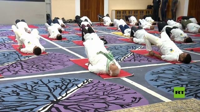 رئيس الوزراء الهندي يمارس اليوغا احتفالا بيومها العالمي العاشر