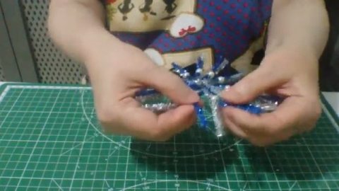 Снежинка из синельной проволоки. Новогодняя поделка простая, но очень милая.