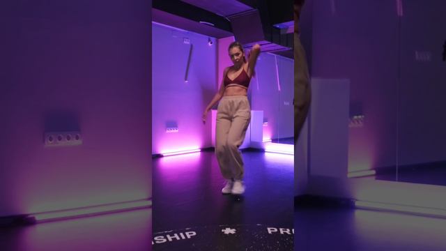 Милфа-скуф играет DJ Groove