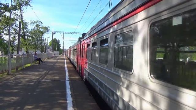 Электропоезд Демих ЭД4М-0360 сообщением Сосново-Санкт-Петербург на станции Ручьи.