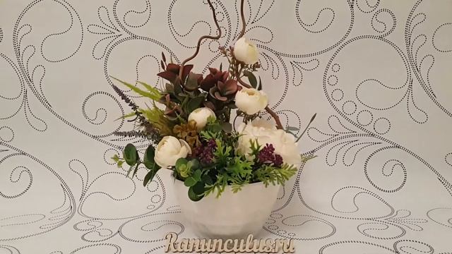 Композиция из искусственных ранункулюсов