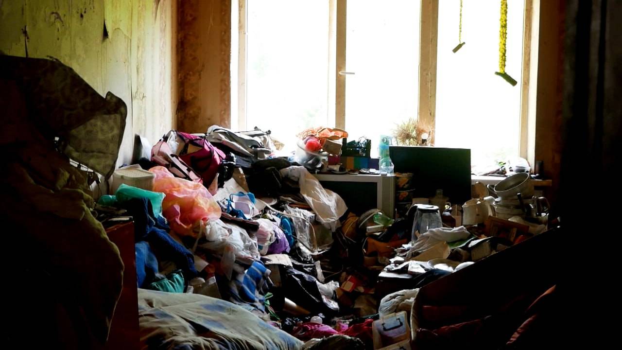 Жильцы общежития в Армавире пожаловались на заполненную мусором комнату