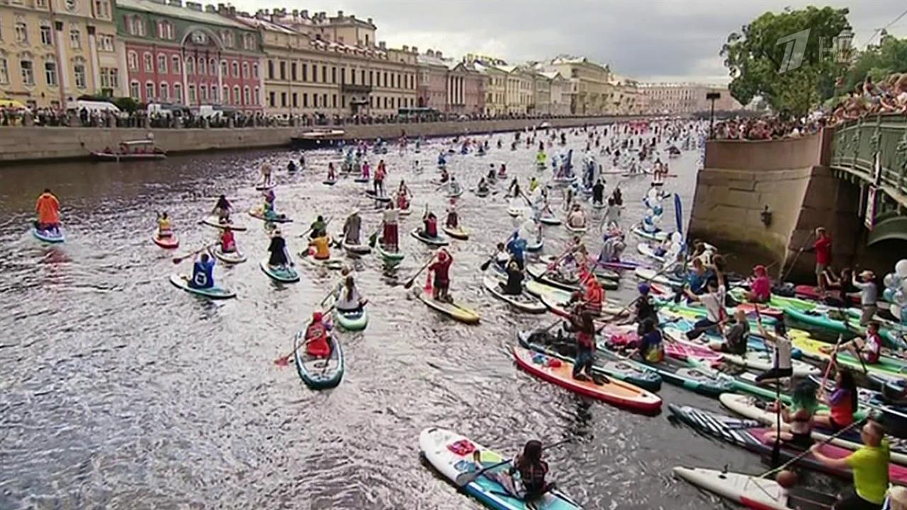 Петербург на один день погрузился в атмосферу масштабного карнавала на воде