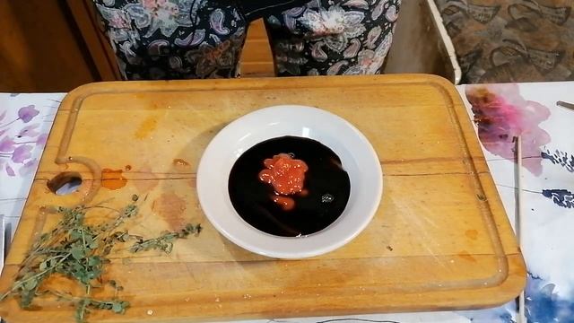 Запечённая утка с яблоками и брусничным соусом