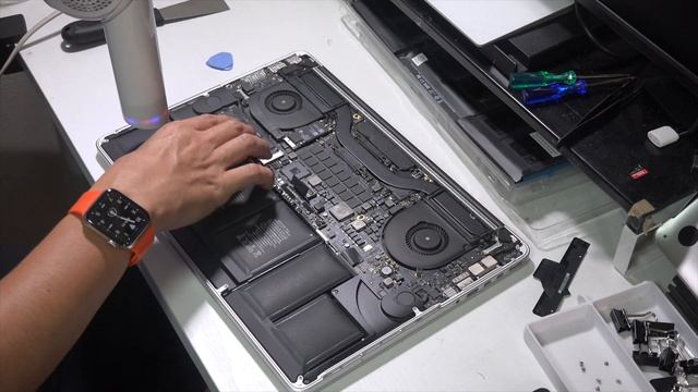 たった8年落ちでAppleに見放されたビンテージマックブックプロのバッテリー交換。How to Replace Battery MacBook Pro 15 Late 2013