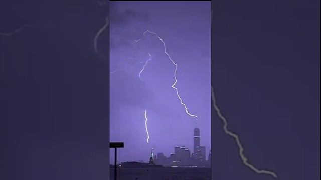 Удар молнии в башню в Нью - Йорке США