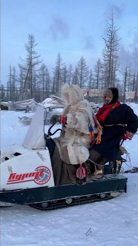 Современные оленеводы катаются на снегоходах с санями