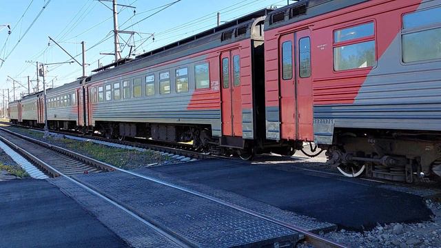 Электропоезд ЭТ2М мимо платформы "Славянка" и раздражающий звон на железнодорожном переезде