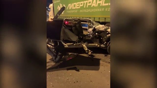 Водитель легковушки чудом выжил в страшном ДТП с фурой в Екатеринбурге.