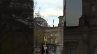 В Берлине неизвестные Герои водрузили на крышу рейхстага знамя Победы.
