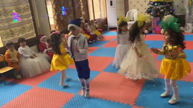 Буратино вместе с куклами танец