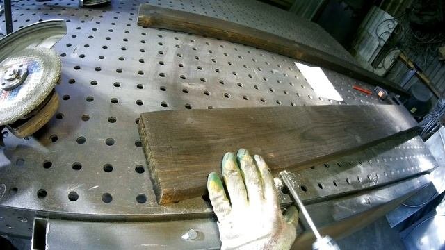 Сделал из обычной обожженной доски с выделенной текстурой!