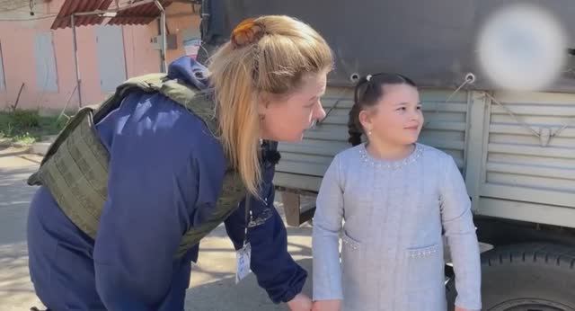 Добровольцы Гумкорпуса Югры передали плюшевого медведя юной жительнице Донбасса