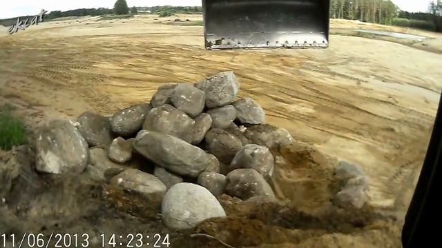 Делаю пляж из валунов / Excavator work with stone.