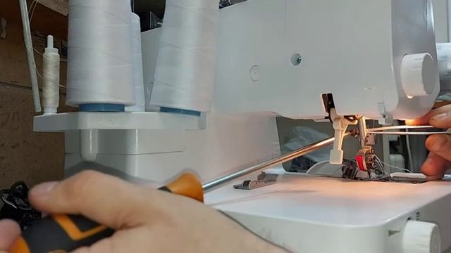 Ремонт коверлока Pfaff-ломает иглы, пропускает строчку