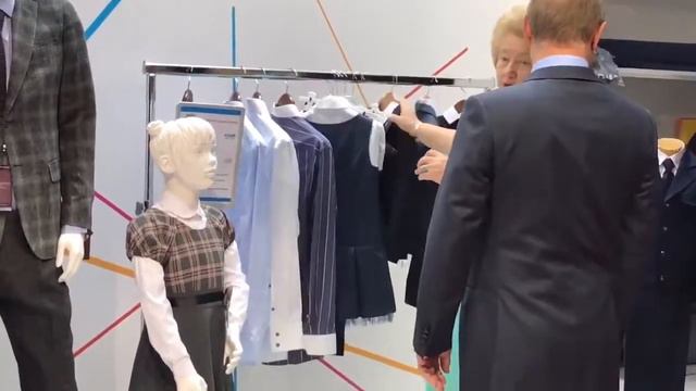 Путин оценил детский школьный костюм