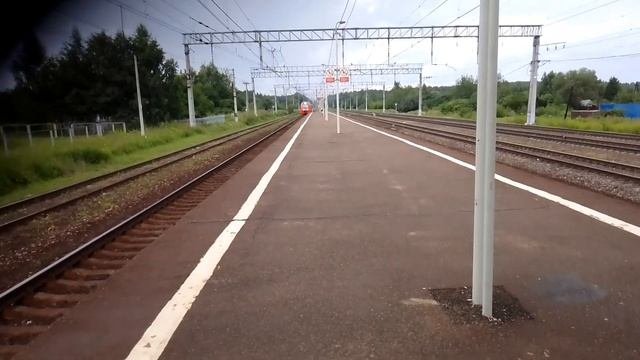 Ласточка летит от грозы!! ЭС1П-037 с приветливой бригадой по станции Петелино .