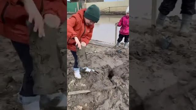Весна в Якутске. Горожане откапывают застрявшую обувь из грязи 🤗