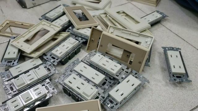 ổ cắm âm tường nhật xịn , hàng rất đẹp  chưa sử dụng giá 200k 1 bộ sdt 0344382591  , cắm audio ngon