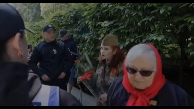 Пенсионерка в советской форме в Киевском Парке Славы была задержана полицией