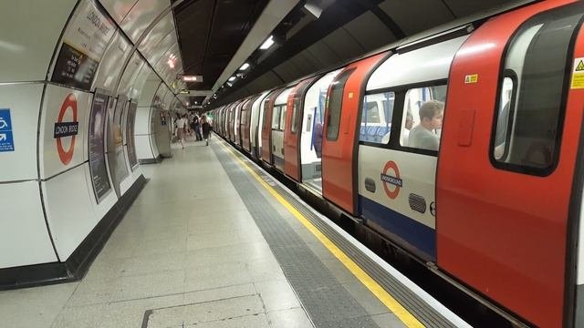SPOOKY SOUND! Northern line train arrive and depart London Bridge