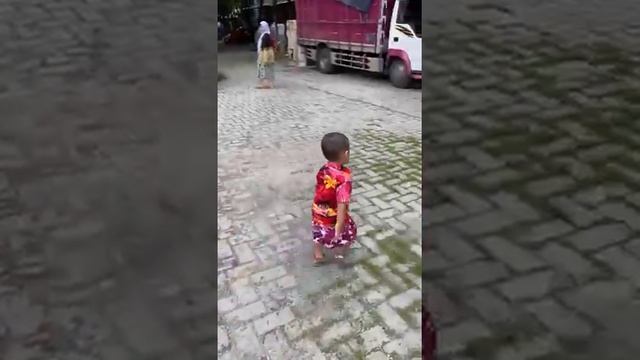 Abrisam pakai baju batik Bali