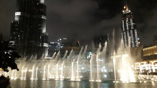 Грандиозное шоу ПОЮЩИХ ФОНТАНОВ под башней БУРДЖ-ХАЛИФА в Дубае. ОАЭ