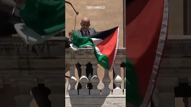 🇮🇹🇵🇸Бывший итальянский парламентарий Стефано Апуццо вывесил палестинский флаг на балконе Палаты