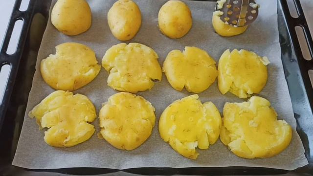 Мятая молодая картошка в духовке.